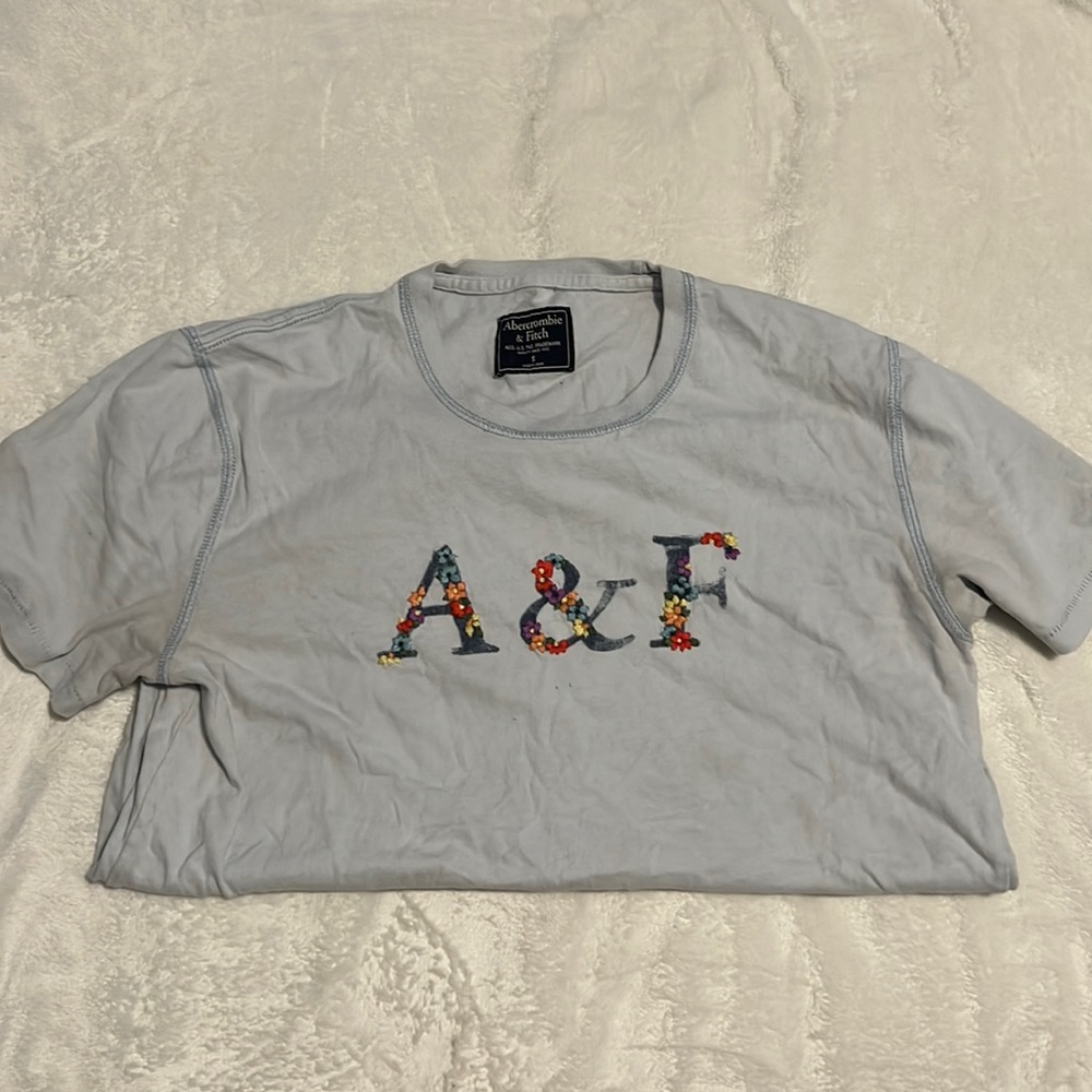A blue tee shirt shirt sleeve